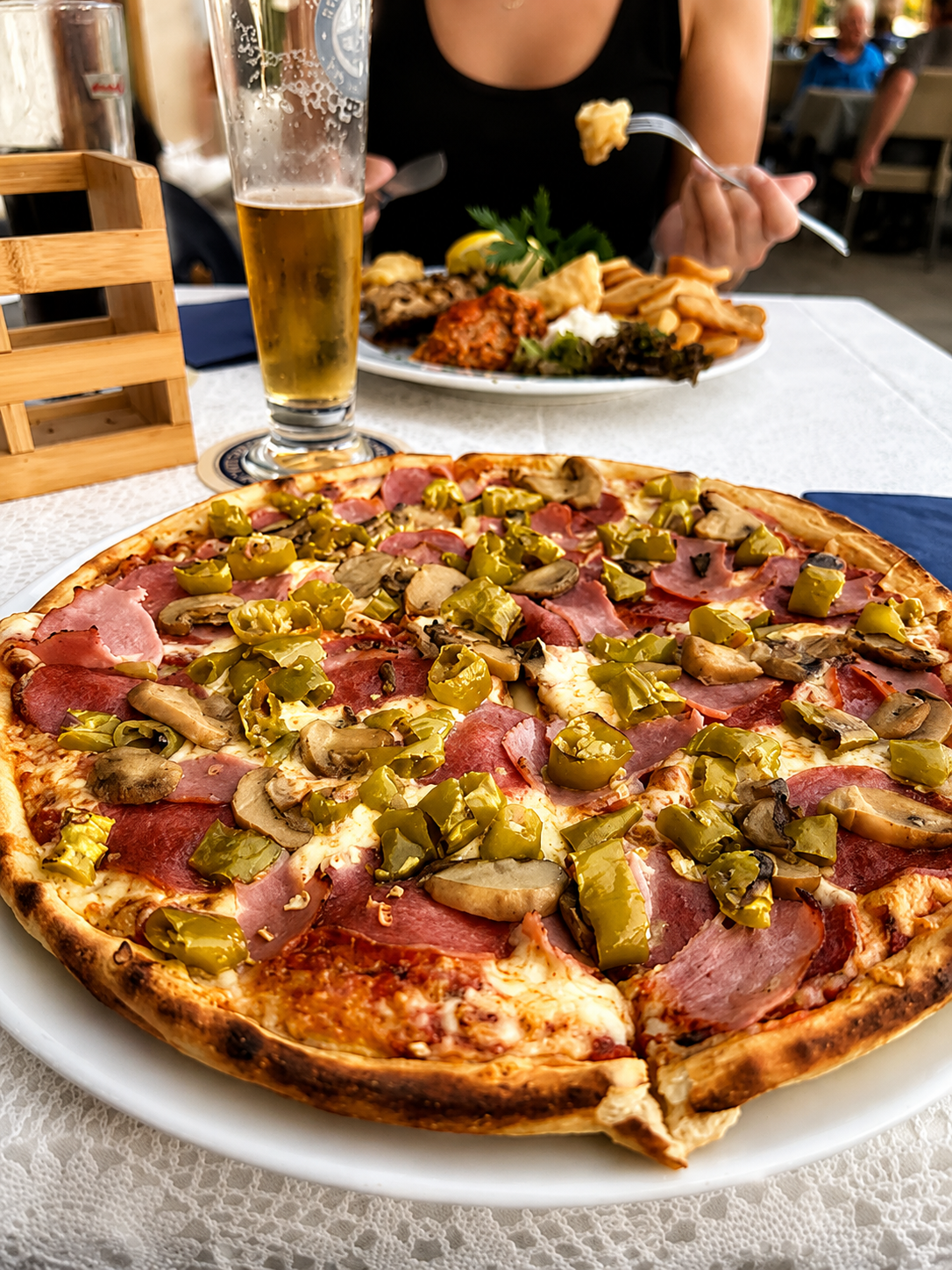 Pizza mit Salami, Schinken und Peperoni